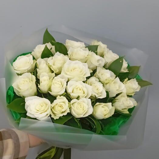 25 белых роз с зеленью