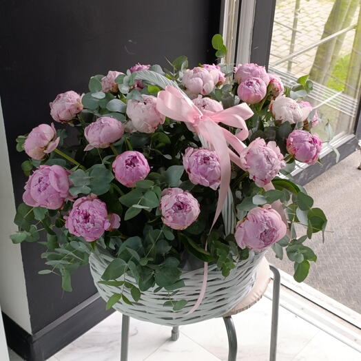 Пионы в корзине с эвкалиптом peony