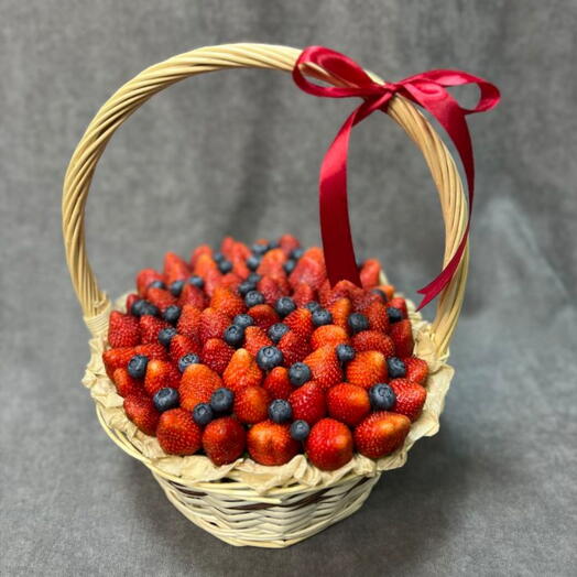 Корзина с клубникой и голубикой