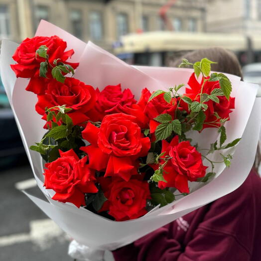 Красные французские розы с малиной