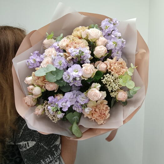 Авторский букетик маттиола, роза кустовая, диантус, озотамнус, эвкалипт