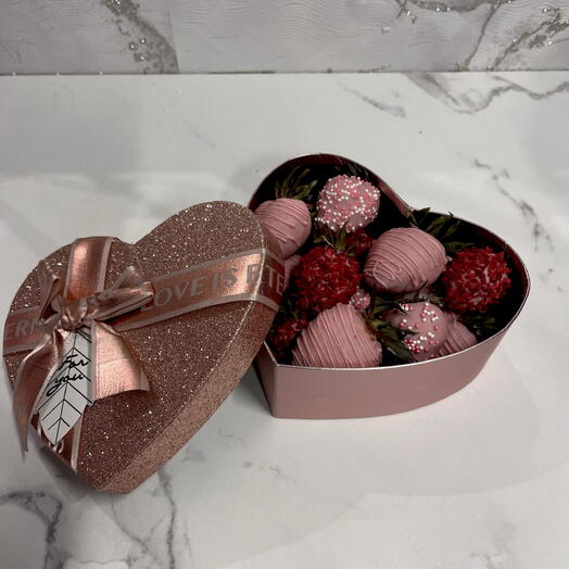 Сердце из 15 клубник в шоколаде