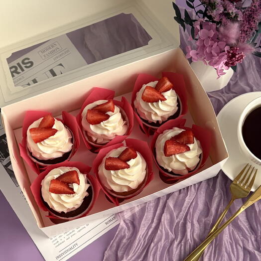 Cupcakes surtidos 6 piezas con fresas (vainilla / fresa, chocolate / caramelo)
