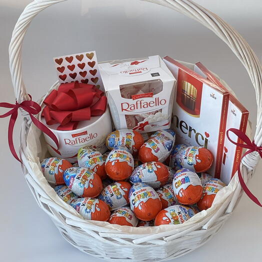 «С любовью для нее» 🧸 Подарочная корзина с Merci, Raffaello, Kinder | Любимой женщине в подарок