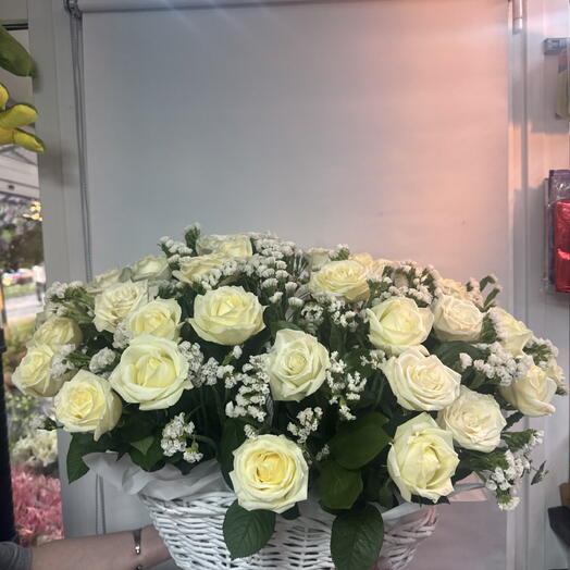 Розы в корзине