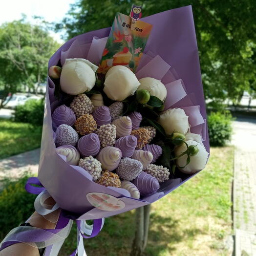 Клубника в шоколаде + пионы=😍