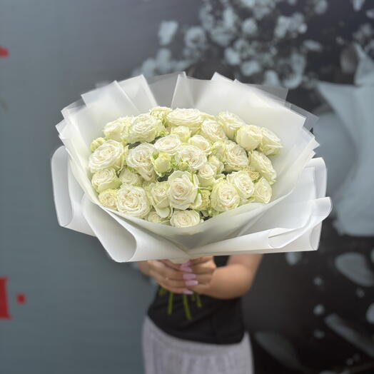 Букет из шикарных белых кустовых роз