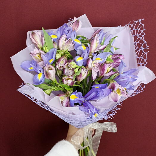 Ирисы с альстромерией💜