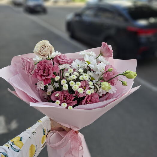 Нежный букет из эустом и хризантема матрикарии
