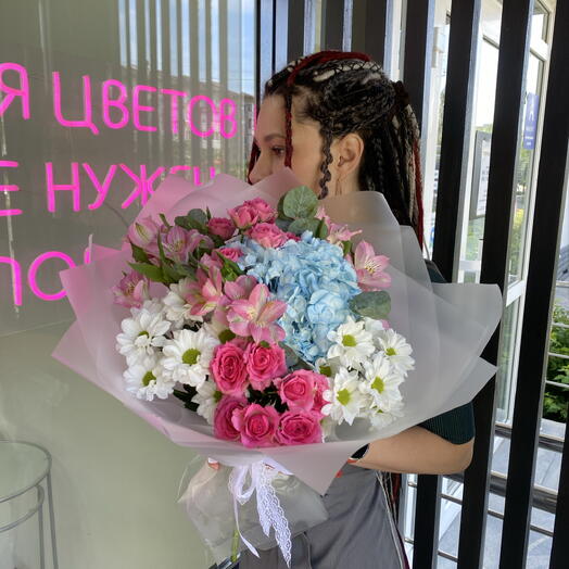 Букет с голубой гортензией и розовыми по