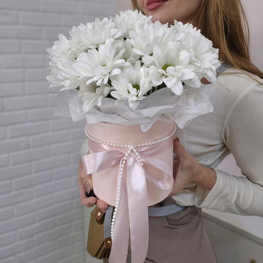 Композиция в коробке с ромашками