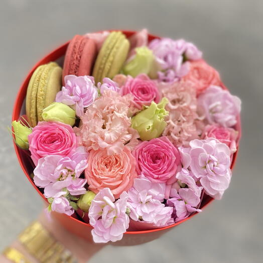 Коробочка с макаронс и цветами (кустовая роза, маттиола, эустома)