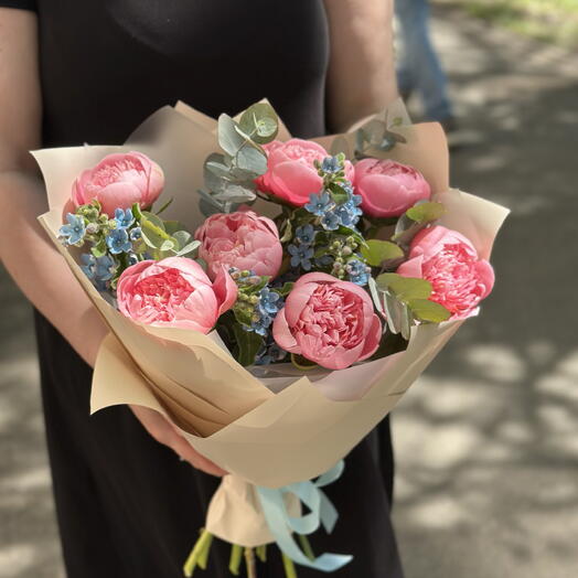 Букет с пионами и незабудками