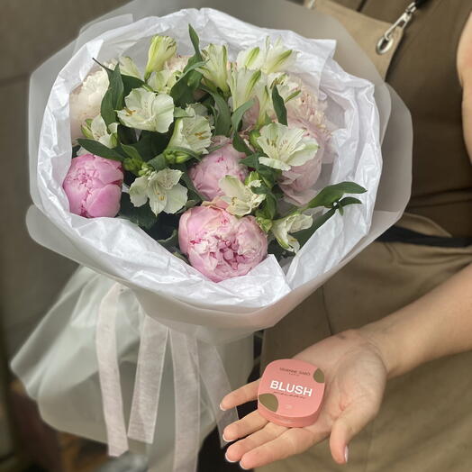 Летний букет с пионами и альстромерией + подарок от Vivienne Sabo — румяна MACARON