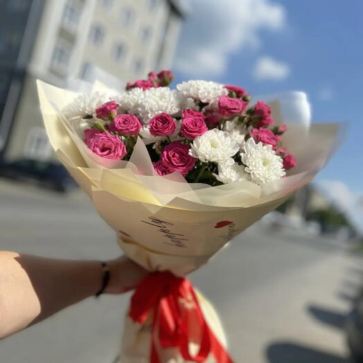 Кустовые розы и хризантемы