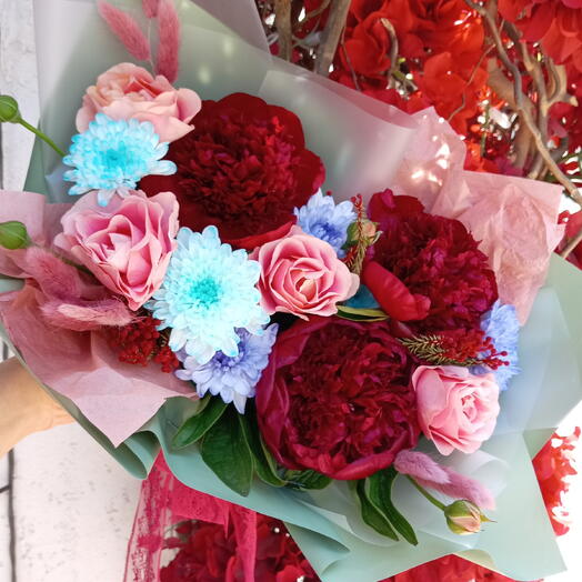 Композиция с пионами и кустовой розой ️🌹