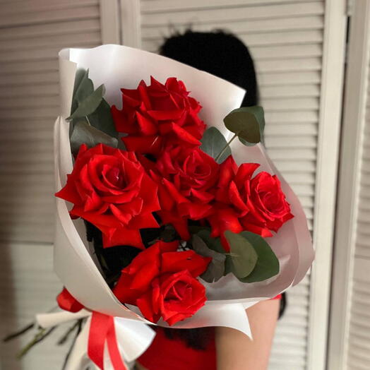 Алые французские розы 🌹