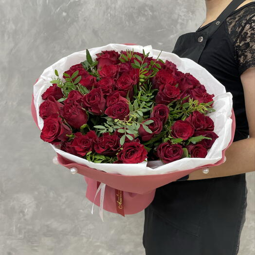 Букет из бордовых роз, фисташки