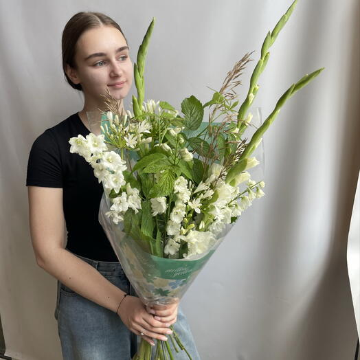 Летний букет с гладиолусами и дельфиниумами