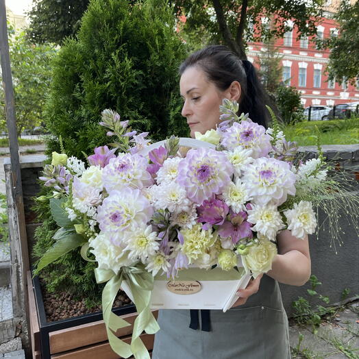 Ящик с георгинами