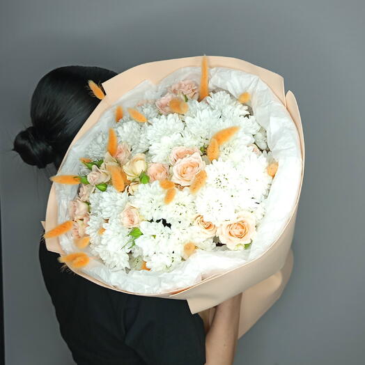 Букет с лагурусом и кустовой розой