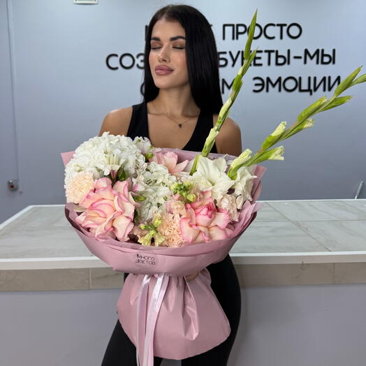 Авторский букет с гладиолусом