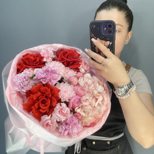 Букет барби🌸 розовая гортензия и алые французские розы🎀