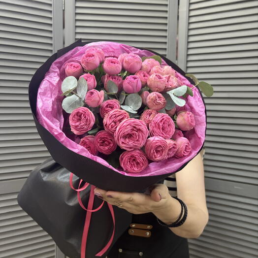Яркий букет из пионовидных кустовых роз 💞