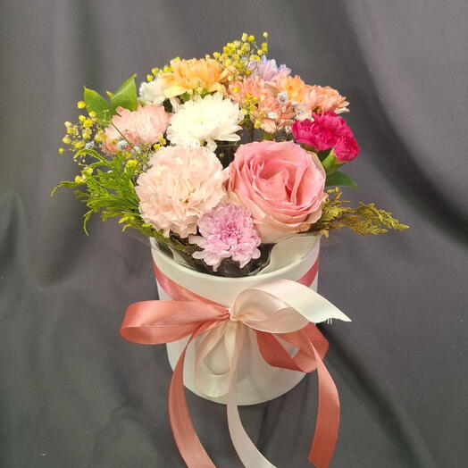 Шляпная коробка ярких летних цветов 💐