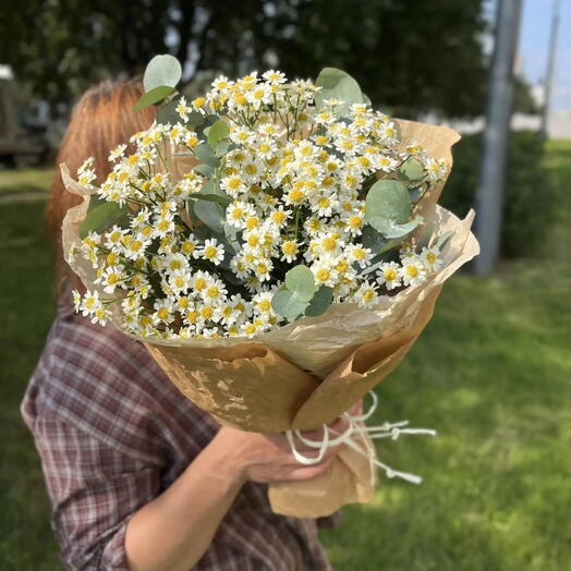 Букет из ромашек и эвкалипта