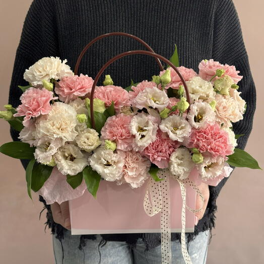 «Нежный секрет в сумочке» композиция из эустомы и диантуса