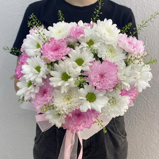 Розовые краски 🌸 воздушная композиция из кустовых хризантем, ромашковидных хризантем и ярутки