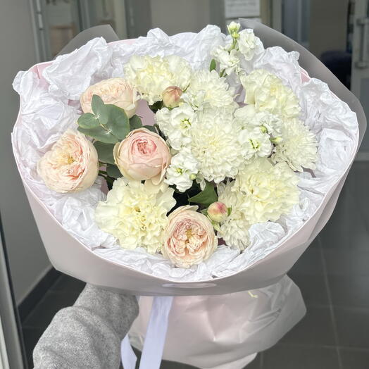 Букет нежность с кустовыми пионовидными розами