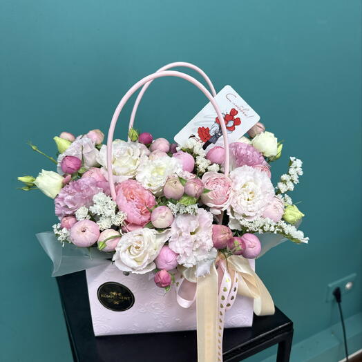 Цветы в сумочке из кустовых роз и лизиантусами💕🌸