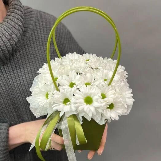 Коробочка с ромашковыми хризантемами