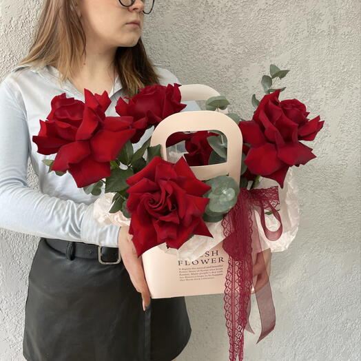 Композиция из роз и эвкалипта