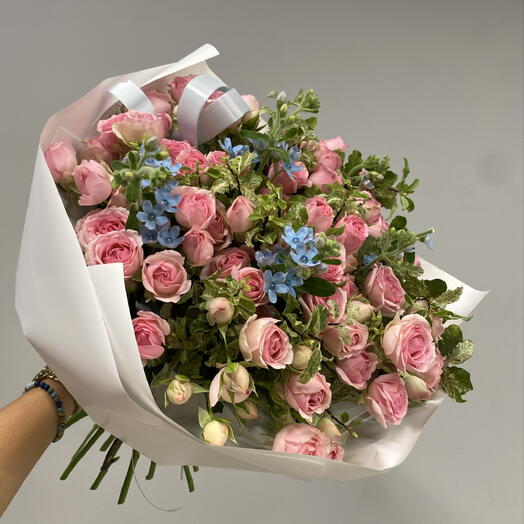 Розовый фламинго из кустовых роз