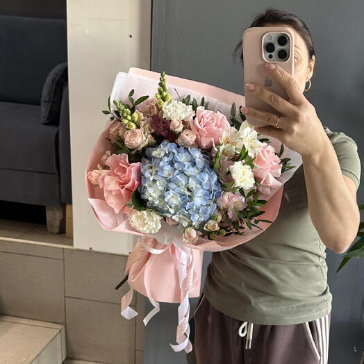 Нежный букет с гортензией 🌸и французскими розами