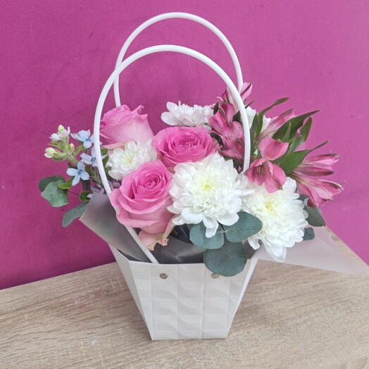 Сумочка с розовыми розами , эвкалиптом и альстромерией 🌸Альстромерия Розовая роза Розы Хризантемы