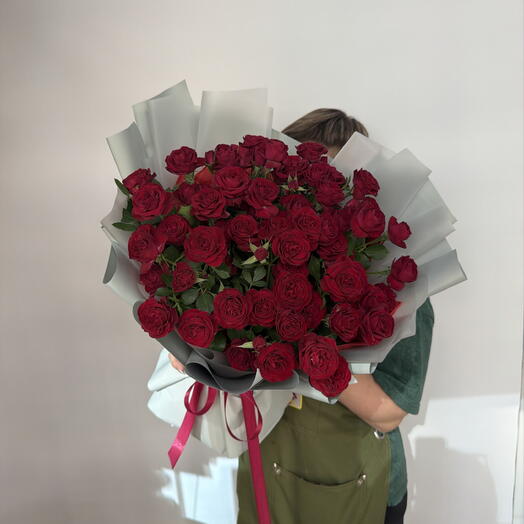 Шикарный букет бордовых кустовых роз