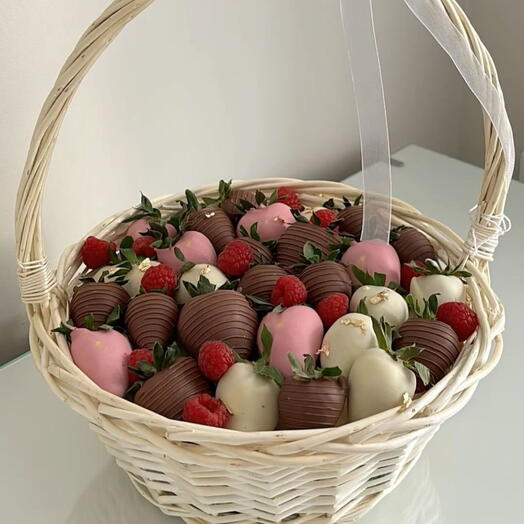 Корзина с клубникой в бельгийском шоколаде