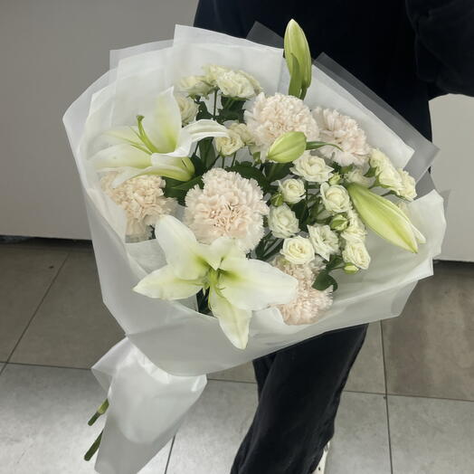 Букет с лилиями, кустовыми розами и диантусами💕💐