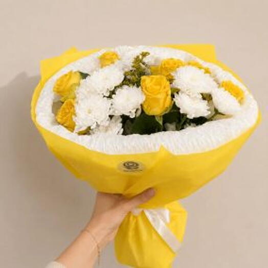 Солнечный букет из роз и хризантем