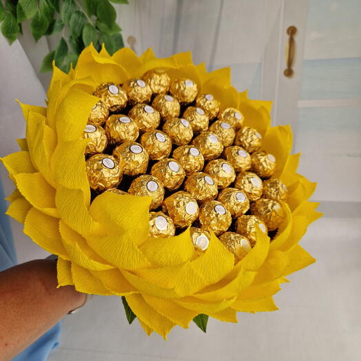Букет-подсолнух с конфетами Ferrero Rocher