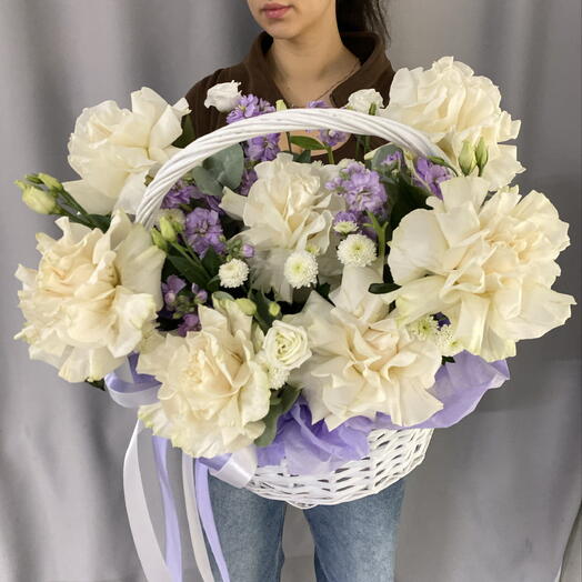 Корзина «Сиреневый рай» с французскими розами, маттиолой, эустомой💜🌸