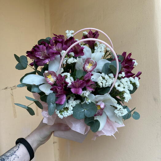 Сумочка лиловая 🍇 «акцент осени» в составе орхидеи, альстромерия LILAC, статица и эвкалипт CINEREA