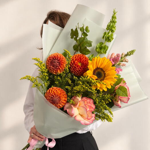 Букет с георгинами и подсолнухом 🌻