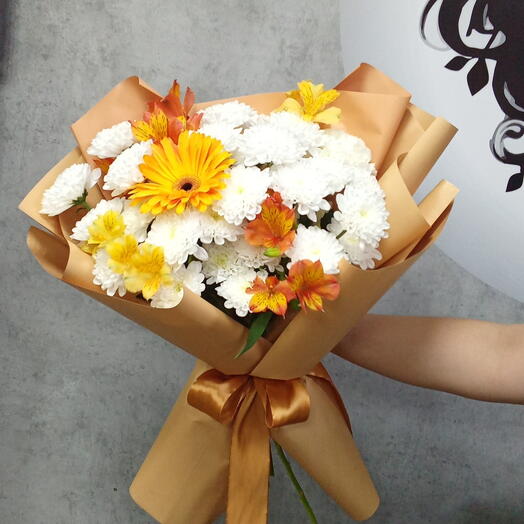 Букет с хризантемой и герберой