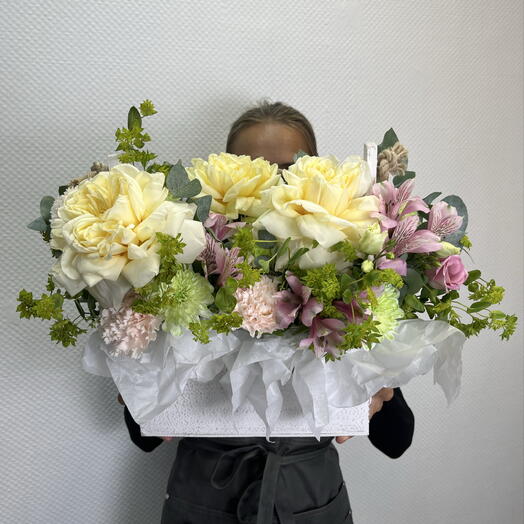 Композиция с розами , диантусами , альстромерий