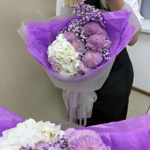 Яркий воздушный букет: гортензия, гипсофила и кустовая хризантема 💜💐🪻